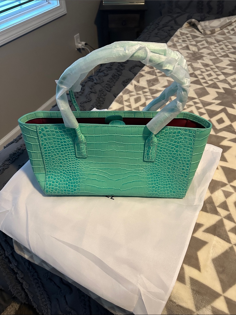 Elegant Mint Green Croc-Embossed Tote with Gold Hardware - Picture 6 of 9